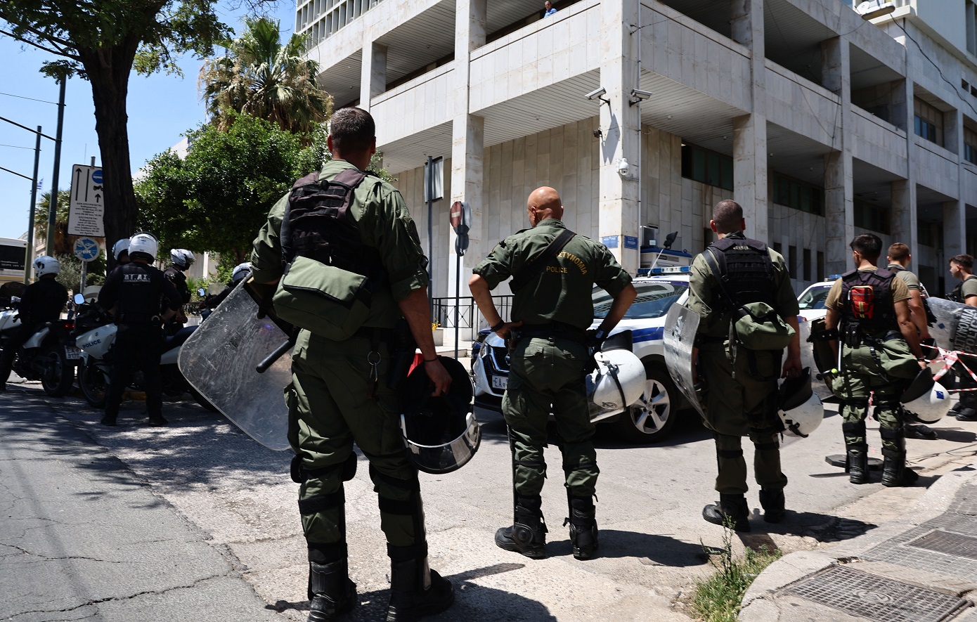 Για 5 κακουργήματα κατηγορούνται οι 74 συλληφθέντες έξω από το γήπεδο του Παναθηναϊκού