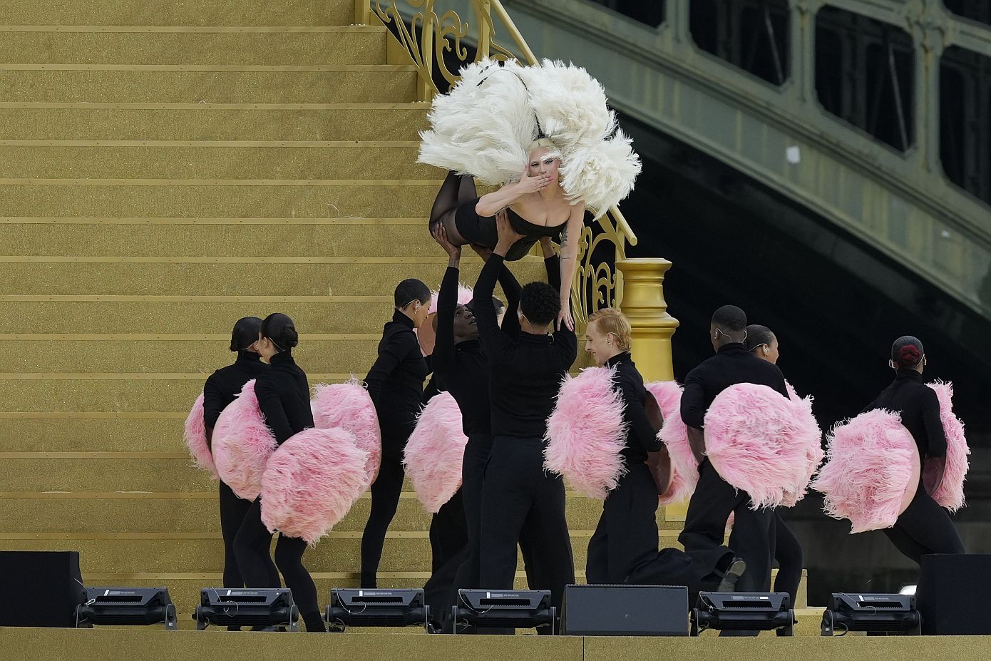 Η Lady Gaga φώναξε «Bonsoir Paris!» φορώντας Dior, ανάμεσα σε ροζ φτερά πάνω σε χρυσή σκάλα κι εμείς αναφωνήσαμε «Oh la la!»