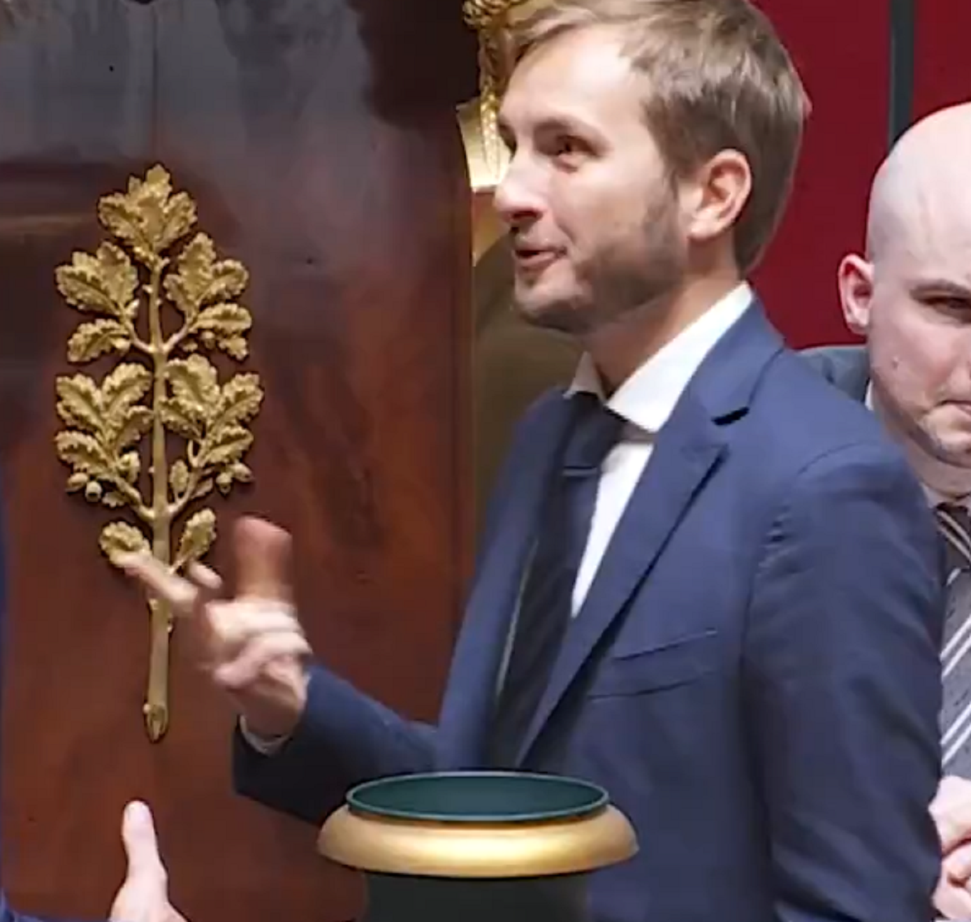 Βουλευτής της γαλλικής αριστεράς δεν χαιρέτησε ακροδεξιό εκλεγμένο &#8211; Έπαιξαν και «πέτρα, ψαλίδι, χαρτί»
