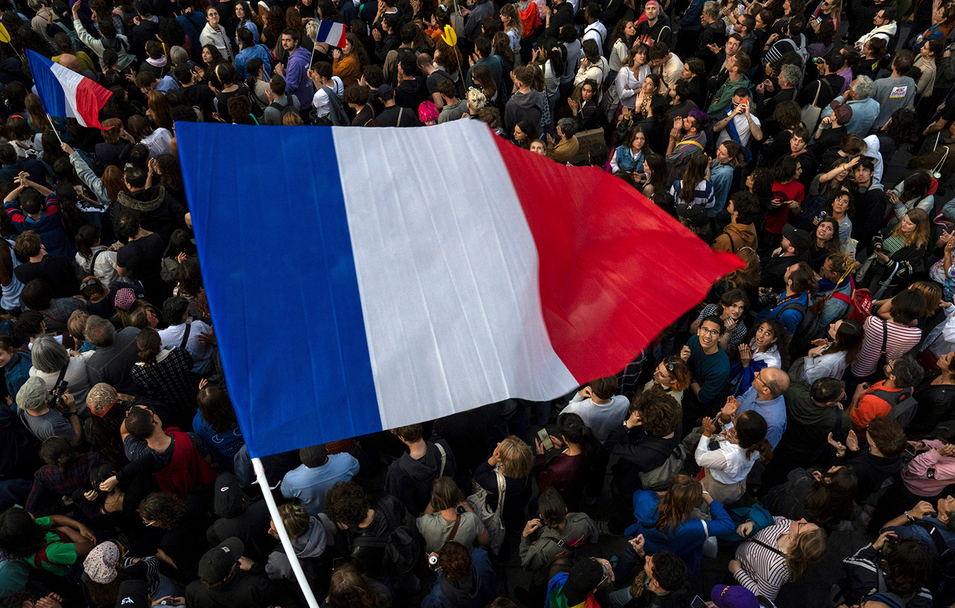 Ξεκίνησε ο ιστορικός δεύτερος γύρος των εκλογών στη Γαλλία από τα υπερπόντια εδάφη