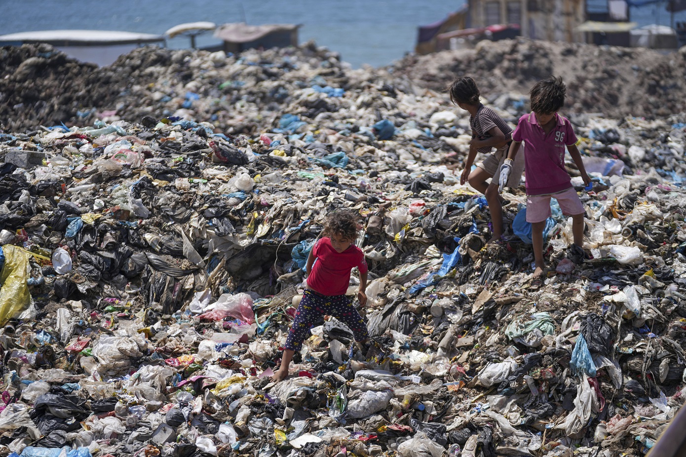 Τα σκουπίδια που συσσωρεύονται στη Γάζα επιδεινώνουν τα δεινά του πολέμου