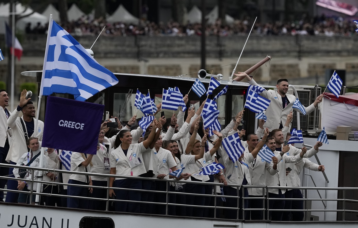 Ολυμπιακοί Αγώνες: Η παρέλαση της ελληνικής αποστολής στο Σηκουάνα