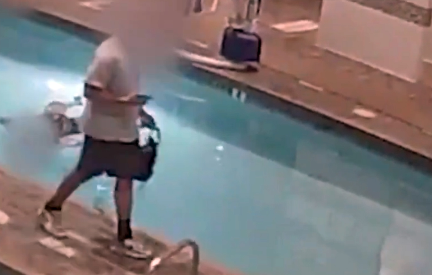 Συγκλονιστικό βίντεο δείχνει γυναίκα να πνίγεται σε πισίνα για αρκετή ώρα και οι γύρω της να αδιαφορούν