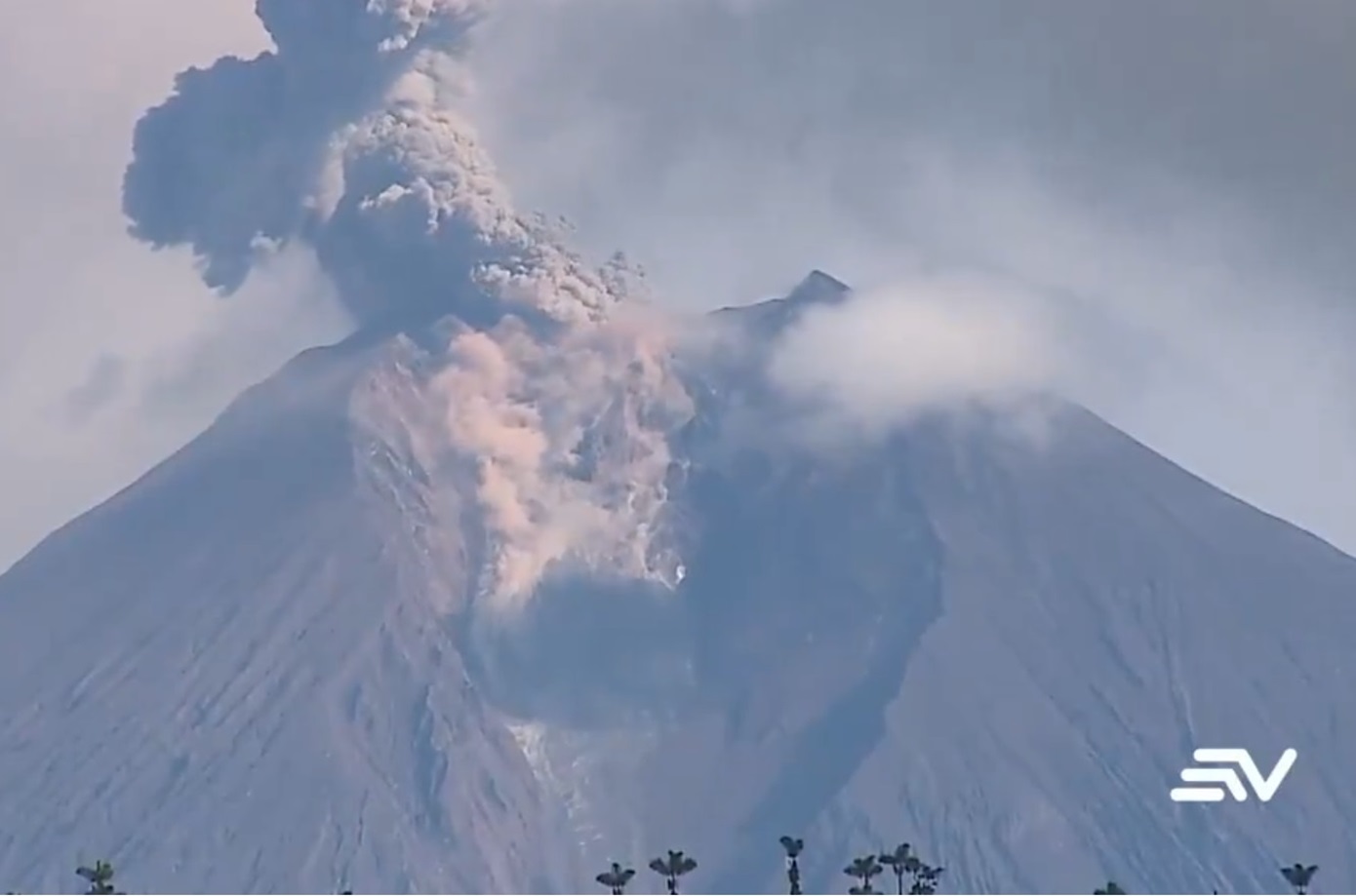 Βρυχάται το ηφαίστειο Σανγκάι στον Ισημερινό &#8211; Νέφος τέφρας σκέπασε κοινότητες