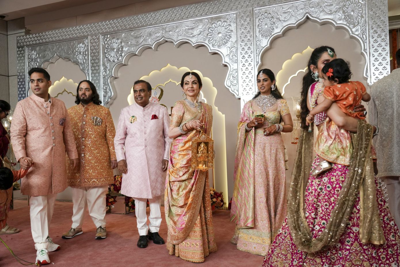Οι χλιδάτοι 4ήμεροι εορτασμοί για τον γάμο της χρονιάς στην Ινδία και οι αντιδράσεις για την προκλητική επίδειξη πλούτου
