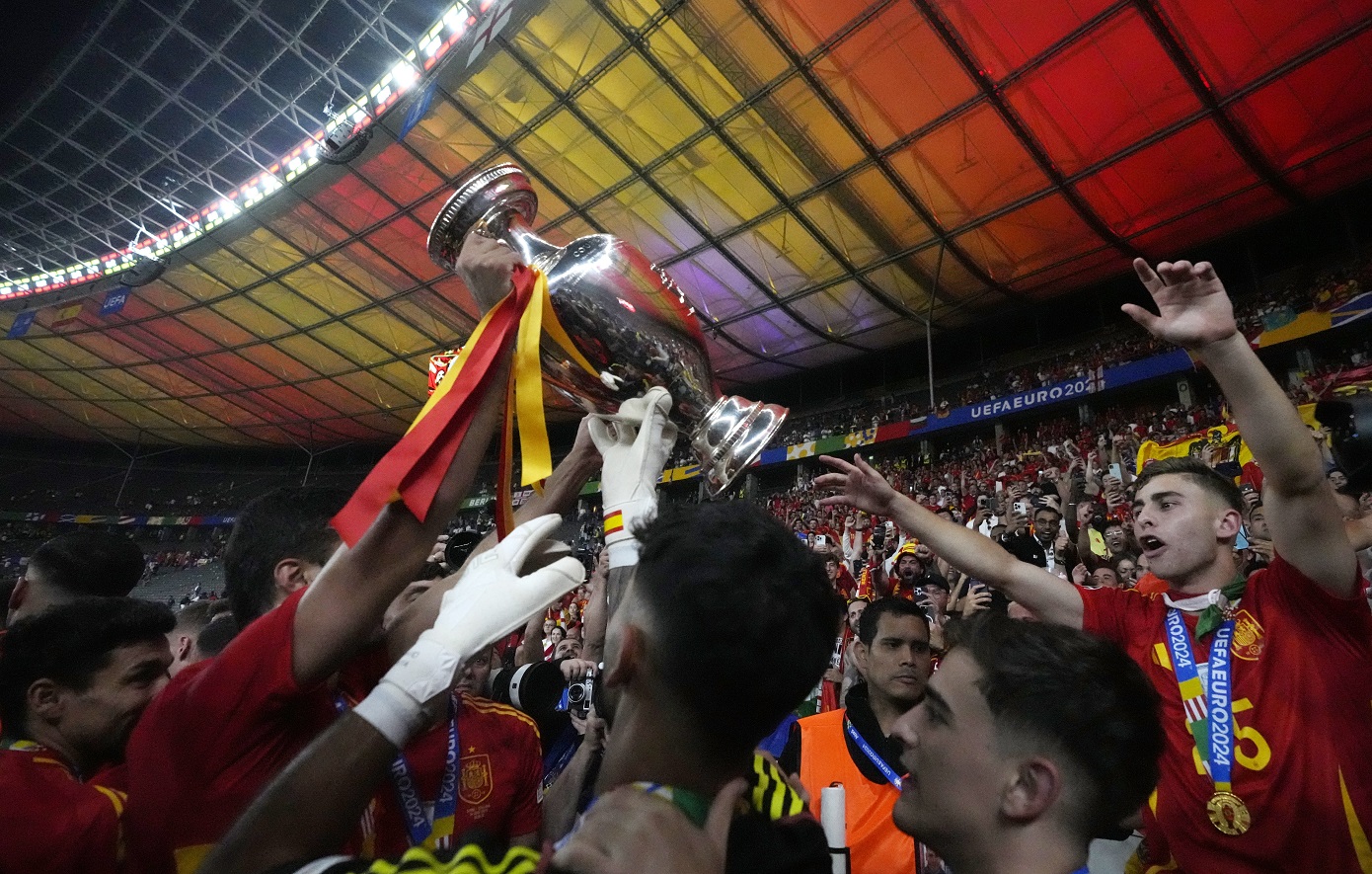 Καλύτερος νέος του Euro 2024 o Γιαμάλ, MVP της διοργάνωσης ο Ρόδρι – Η απονομή του τροπαίου στην Ισπανία