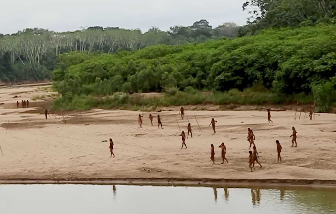 Εντυπωσιακό βίντεο με μία από τις πιο απομονωμένες φυλές του κόσμου να αναδύεται από τη ζούγκλα – Φόβοι για «πόλεμο» ιθαγενών και υλοτόμων