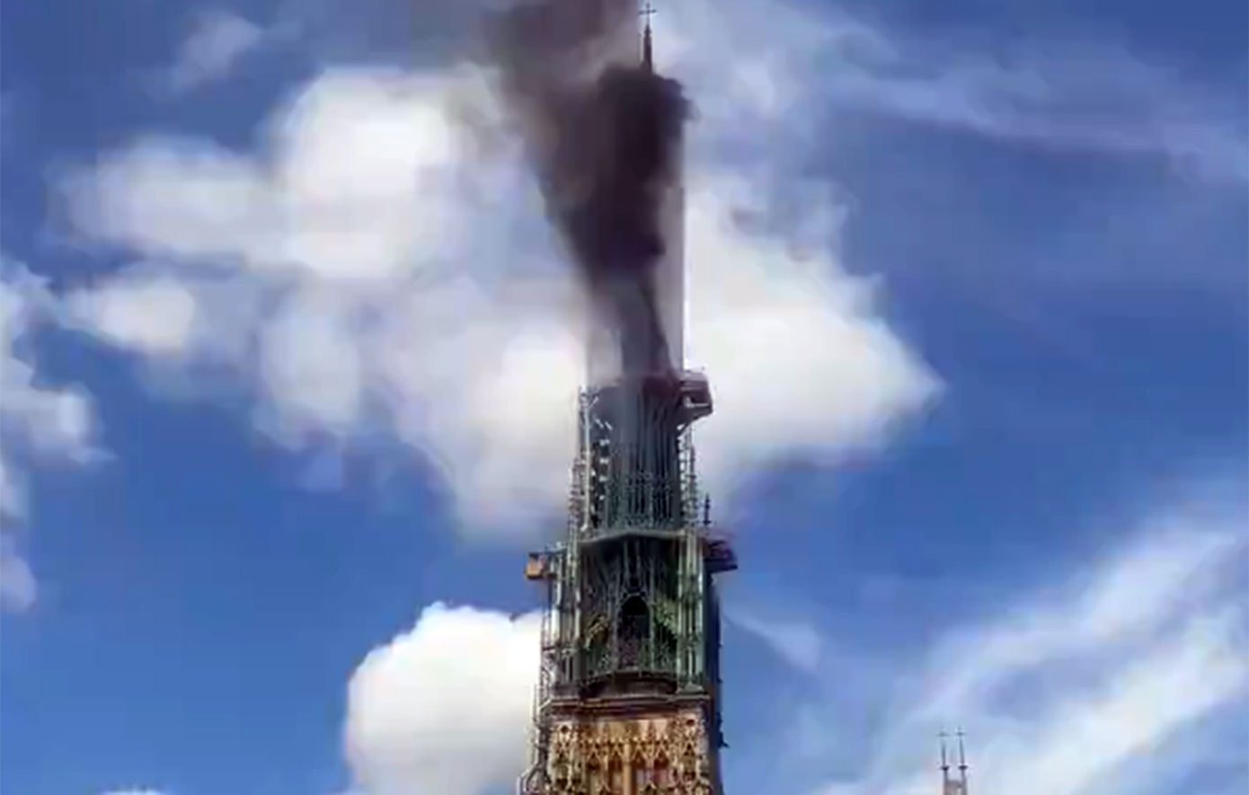 Φωτιά στον καθεδρικό ναό της Ρουέν στη Γαλλία &#8211; Δείτε βίντεο