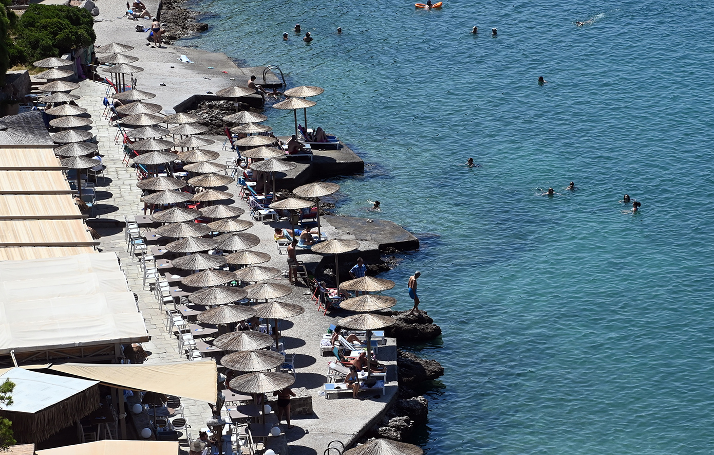 Euronews: Οι ελληνικές παραλίες που είναι καλυμμένες με ξαπλώστρες γίνονται όλο και πιο σπάνιο θέαμα