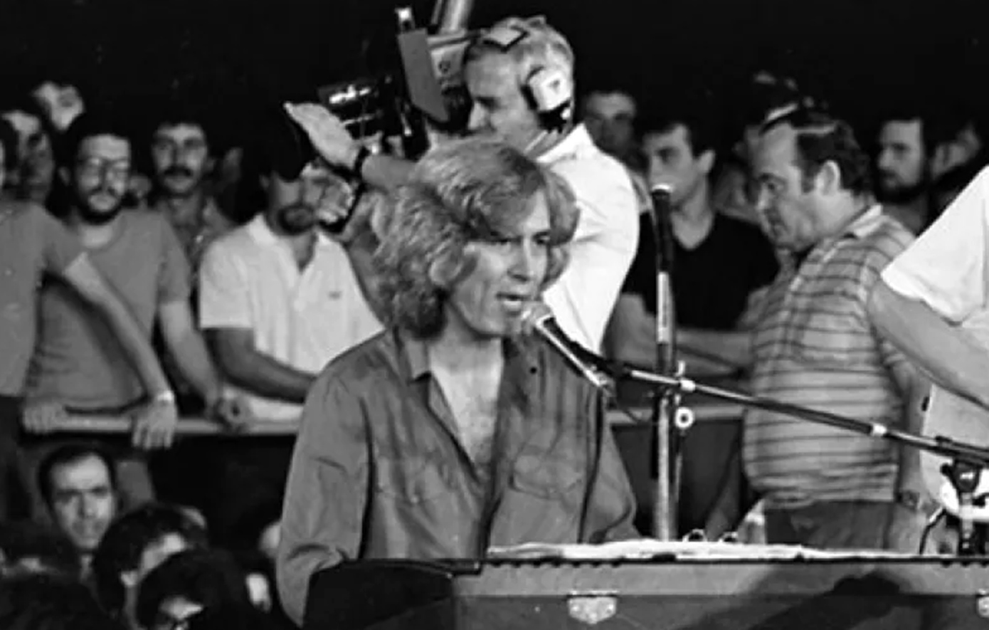 Σαν σήμερα 25 Ιουλίου: Γίνεται το Θρυλικό «Πάρτι στη Βουλιαγμένη» του Λουκιανού Κηλαηδόνη, το αποκαλούμενο «ελληνικό Woodstock»