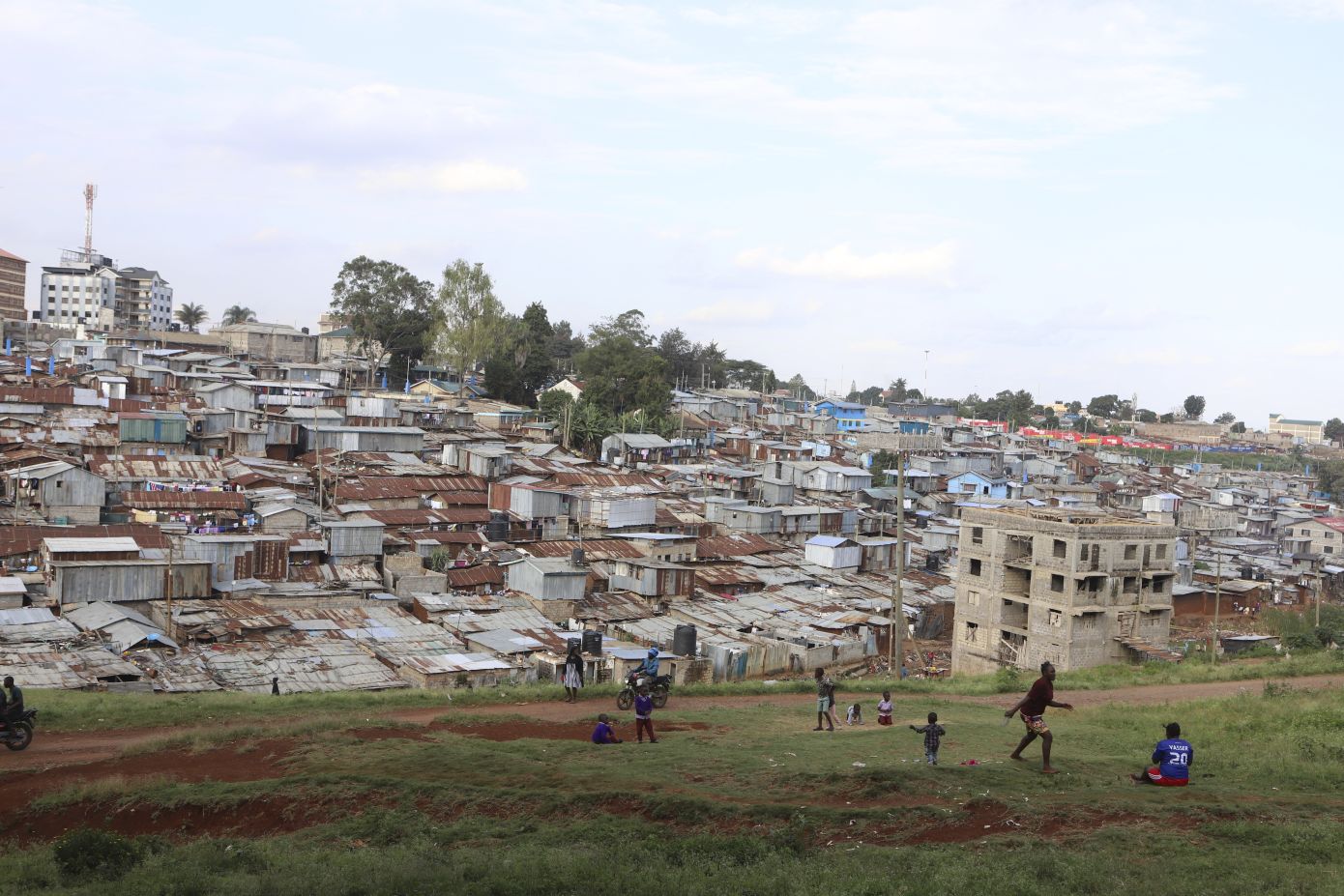 Μακάβρια ανακάλυψη ακρωτηριασμένων πτωμάτων σε χωματερή στο Ναϊρόμπι – Λαϊκή οργή στην Κένυα
