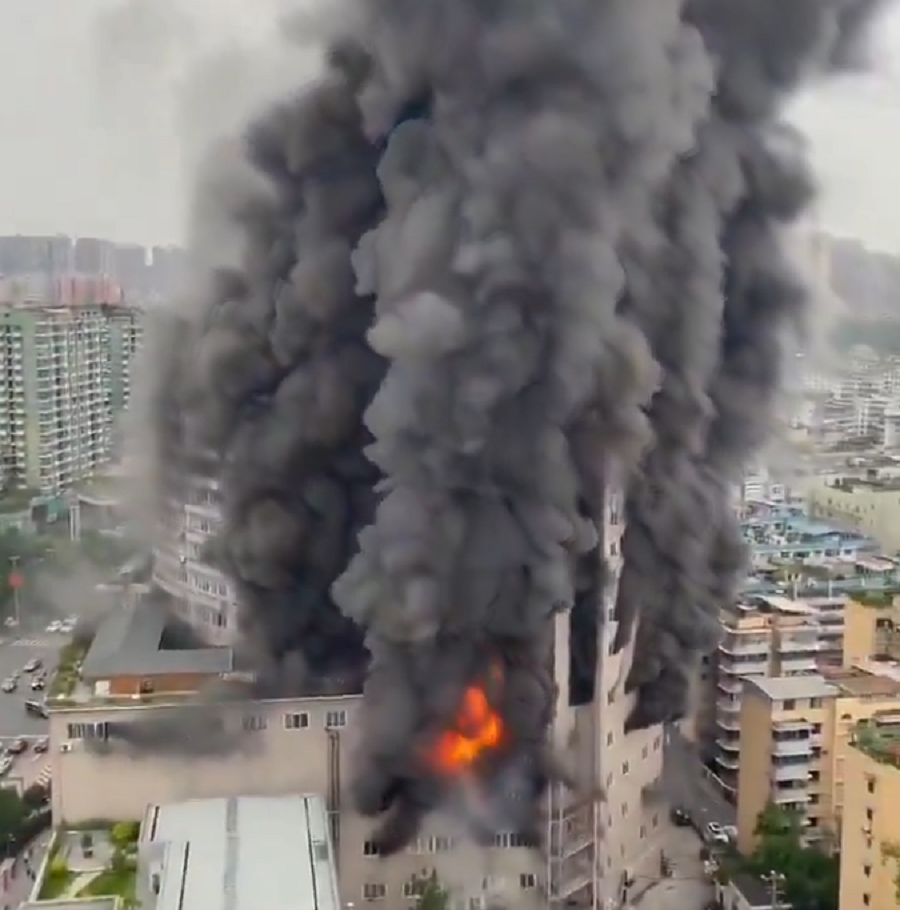 Φωτιά σε εμπορικό κέντρο στην Κίνα – Παγιδεύτηκαν άνθρωποι στο φλεγόμενο κτήριο
