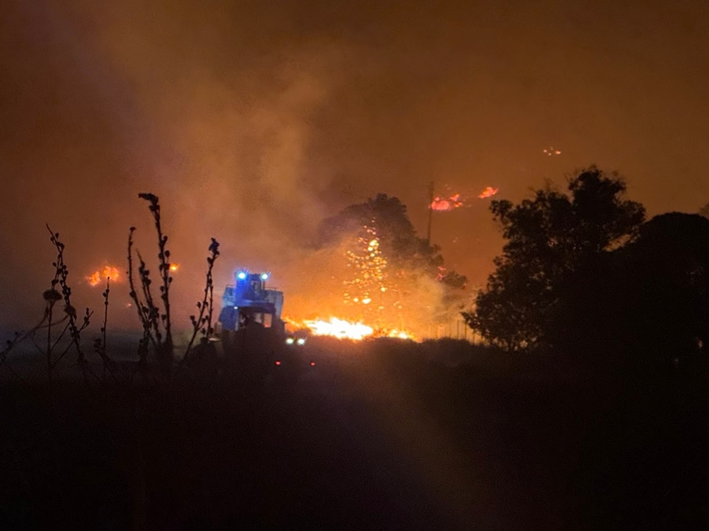 Έκκληση των τοπικών αρχών στην Κω για βοήθεια από εθελοντικές ομάδες &#8211; Συνεχίζεται η μάχη με τις φλόγες