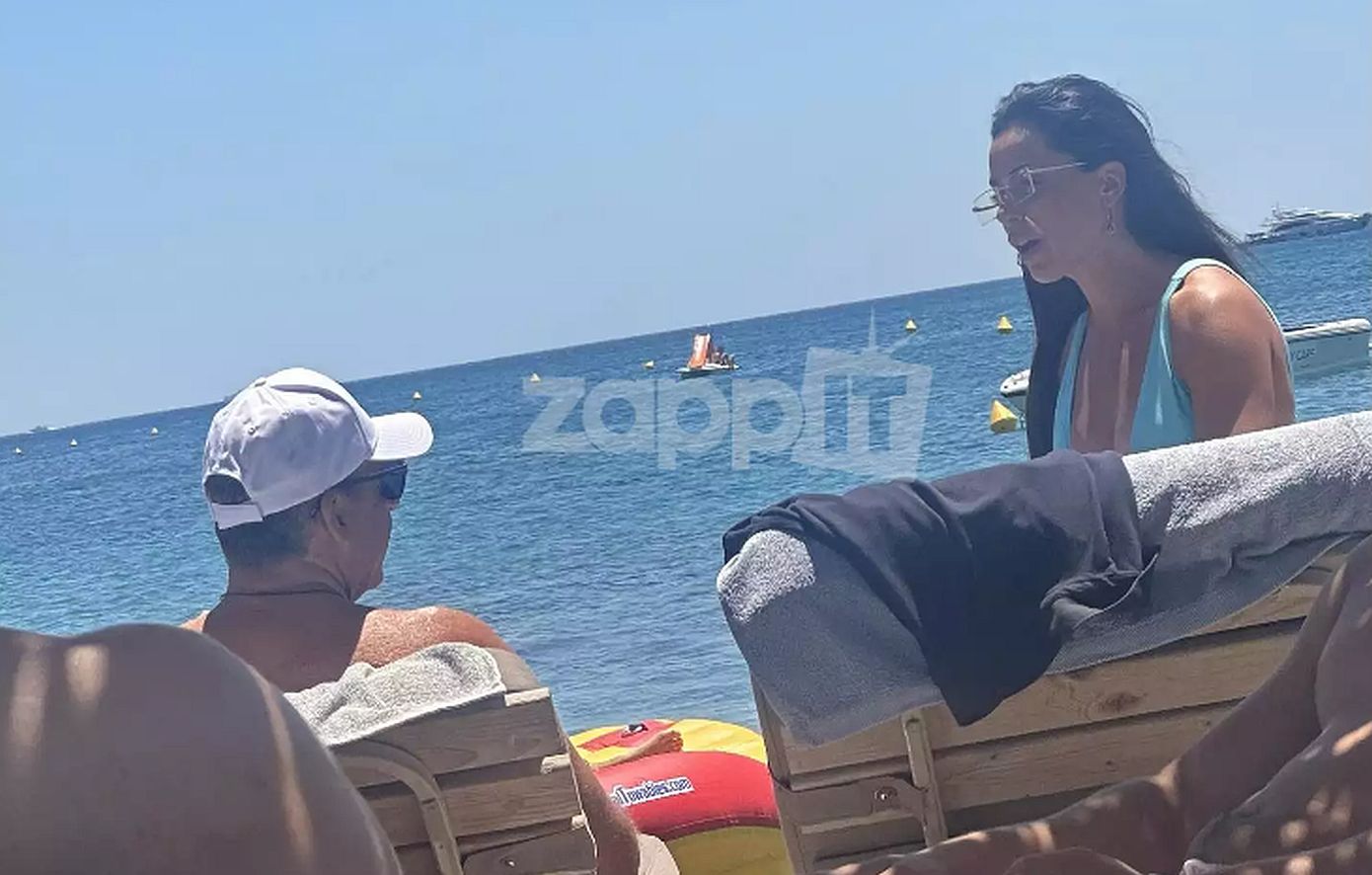 Γιώργος Λιάγκας και Μαρία Αντωνά απολαμβάνουν τον ήλιο στην παραλία της Βουλιαγμένης