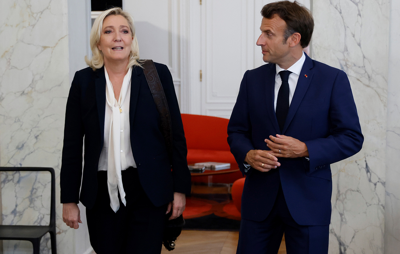 Το εκλογικό «στοίχημα» του Μακρόν που τώρα απειλεί να ανατρέψει την πολιτική τάξη πραγμάτων στη Γαλλία – Η ακροδεξιά κοντά στην εξουσία