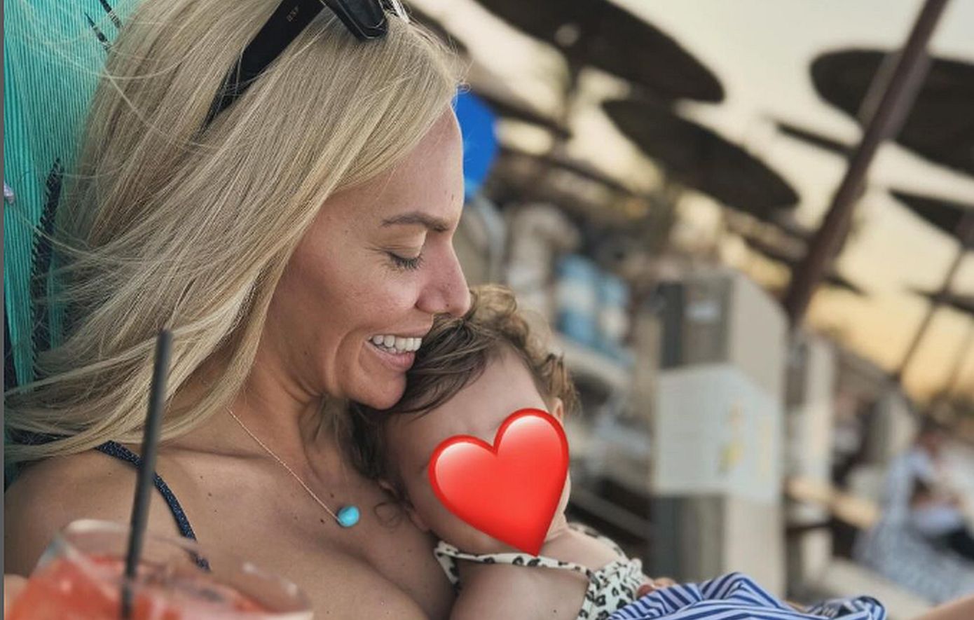 Ιωάννα Μαλέσκου: Αγκαλιές και παιχνίδια με την κόρη της στην παραλία