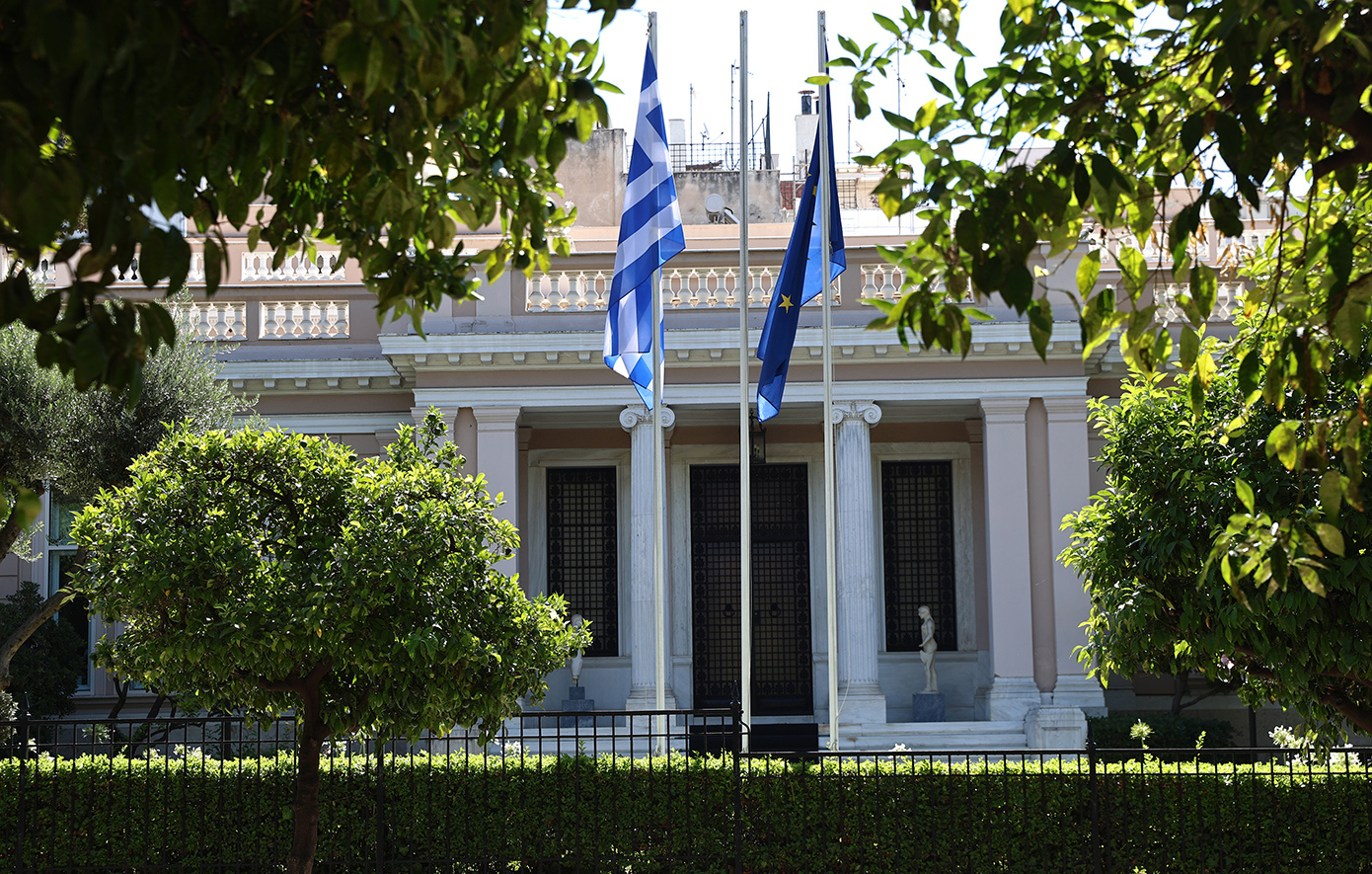 Σταθερά πρώτη η Νέα Δημοκρατία &#8211; Κερδίζει το αφήγημα της συγκάλυψης &#8211; Πώς διαβάζουν στο Μαξίμου τις δημοσκοπήσεις