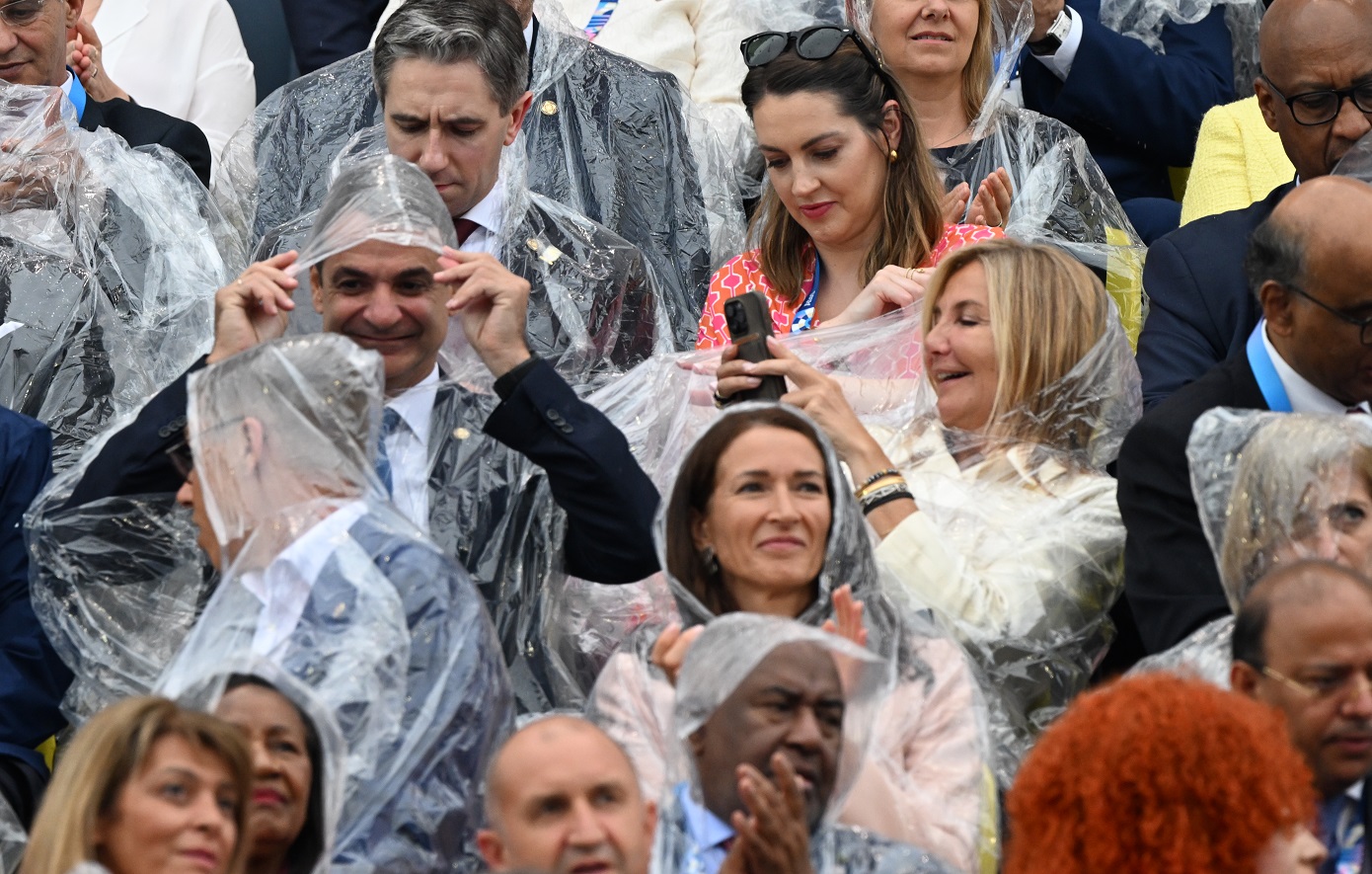 Κυριάκος Μητσοτάκης και Μαρέβα Γκραμπόφσκι με αδιάβροχο στην τελετή έναρξης υπό έντονη βροχόπτωση