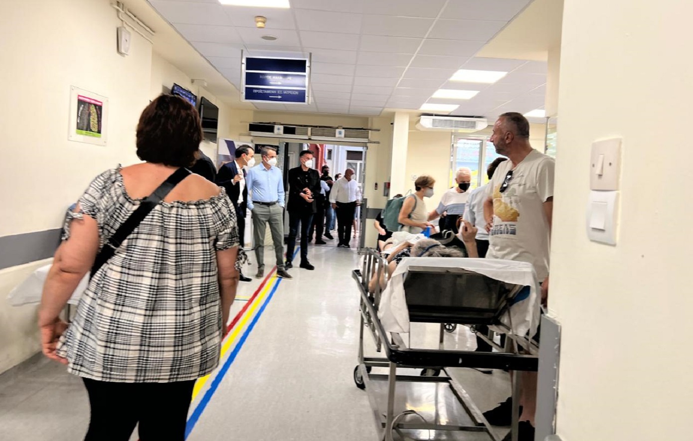 Αιφνιδιαστική επίσκεψη Κυριάκου Μητσοτάκη στο Λαϊκό Νοσοκομείο