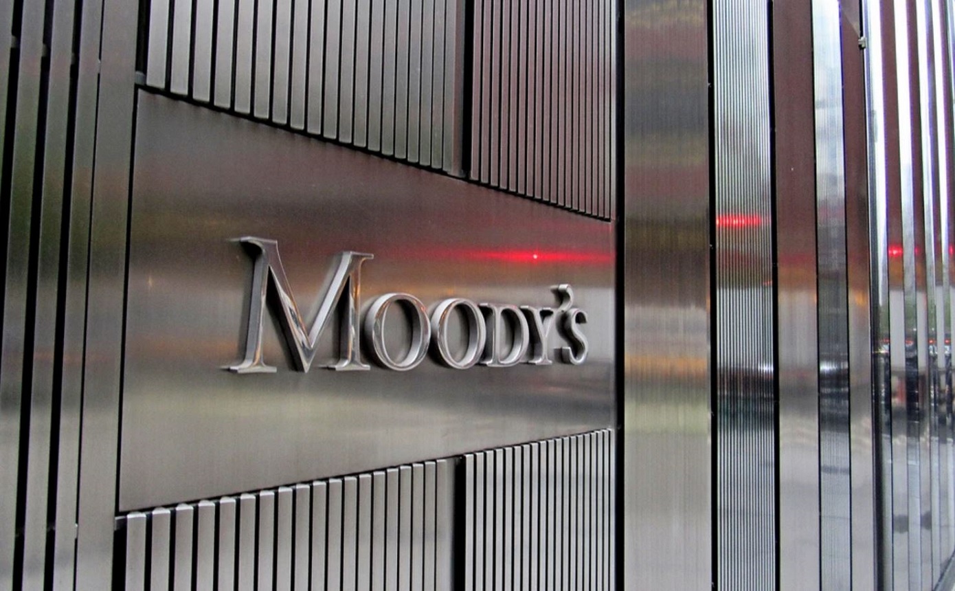 Παράθυρο για αναβάθμιση της ελληνικής οικονομίας στην επενδυτική βαθμίδα από τη Moody’s