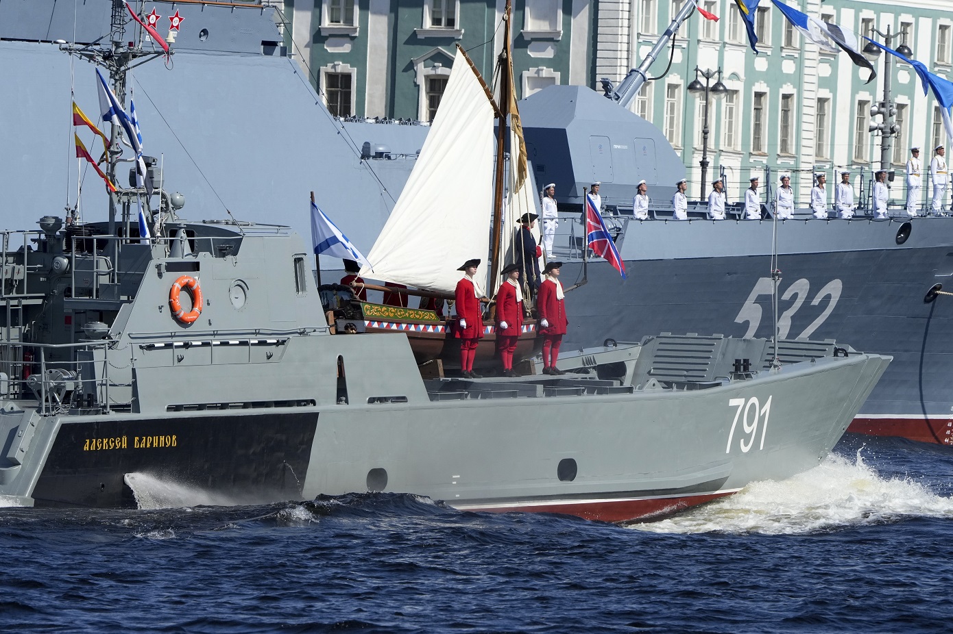 Η Ρωσία διεξάγει ναυτικές ασκήσεις με τη συμμετοχή 300 σκαφών και 20.000 και πλέον μελών πληρωμάτων