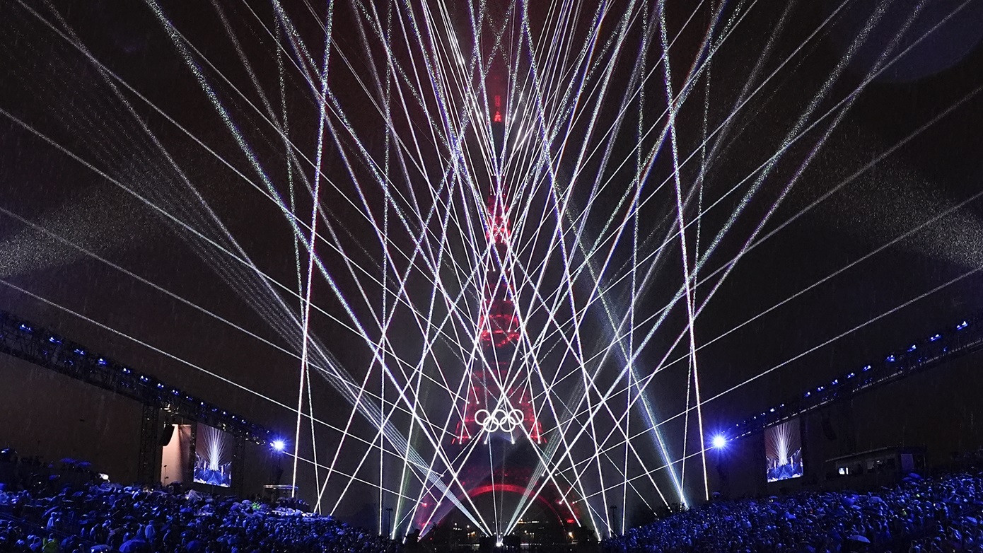 Ολυμπιακοί Αγώνες 2024: Το φαντασμαγορικό σόου με λέιζερ στον Πύργο του Άιφειλ που έκλεψε τις εντυπώσεις
