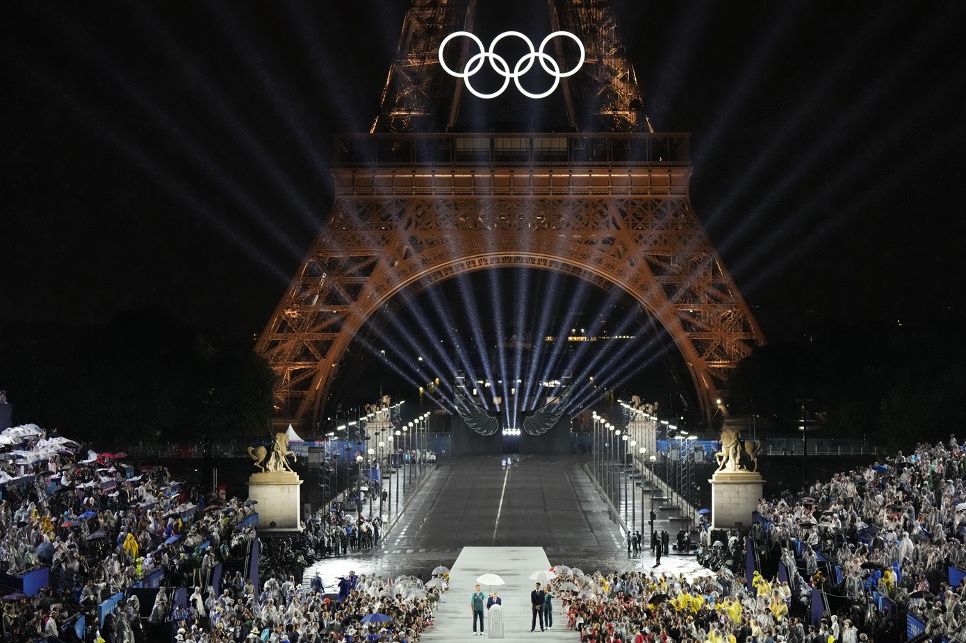 Εντυπωσιακές εικόνες από την τελετή έναρξης στο Παρίσι &#8211; Άναψε η φλόγα των Ολυμπιακών Αγώνων 2024