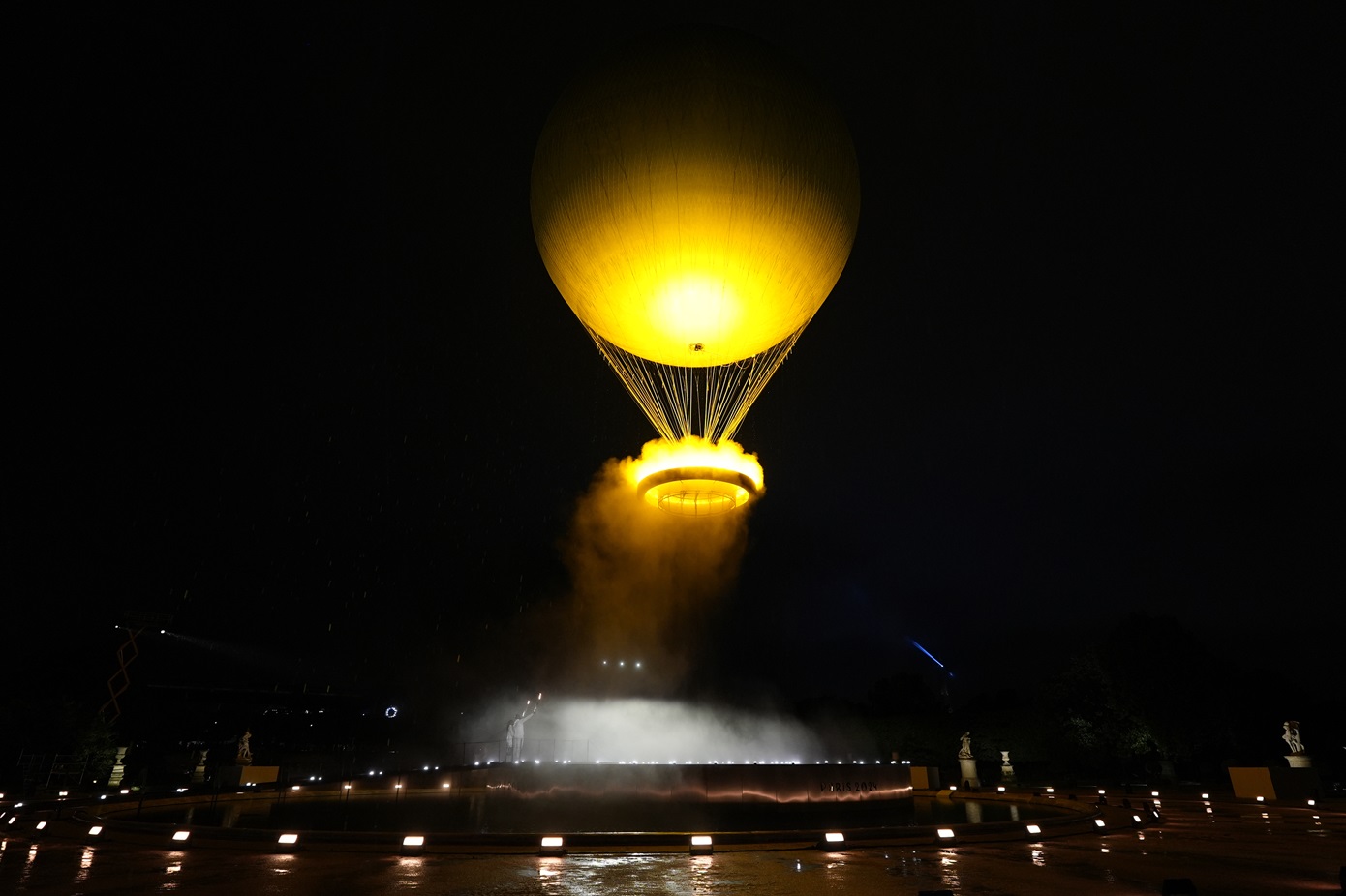 Μαγευτικό θέαμα στους Ολυμπιακούς Αγώνες: Η φλόγα πέταξε στον ουρανό και φώτισε όλο το Παρίσι