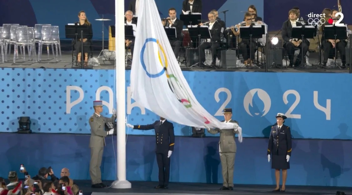 Ολυμπιακοί Αγώνες 2024: Η γκάφα στην τελετή έναρξης που λίγοι αντιλήφθηκαν &#8211; Ύψωσαν ανάποδα την Ολυμπιακή σημαία