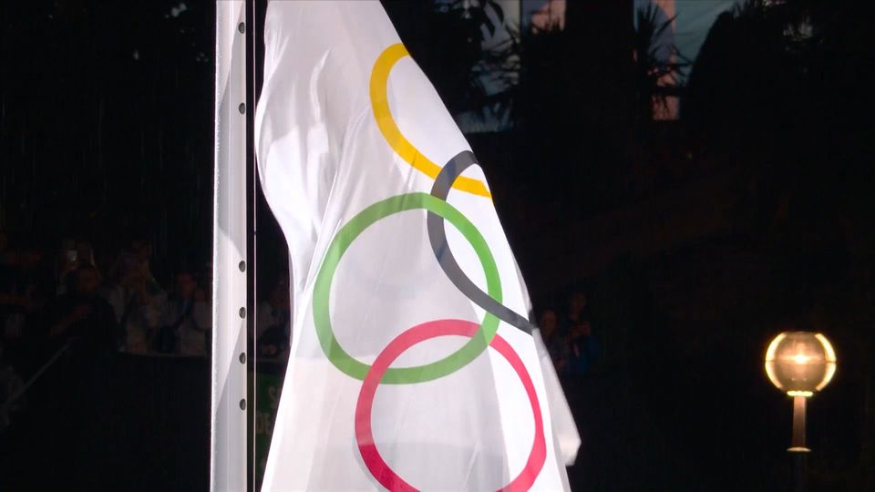 Η έπαρση της σημαίας των Ολυμπιακών Αγώνων υπό τους ήχους του Ολυμπιακού ύμνου