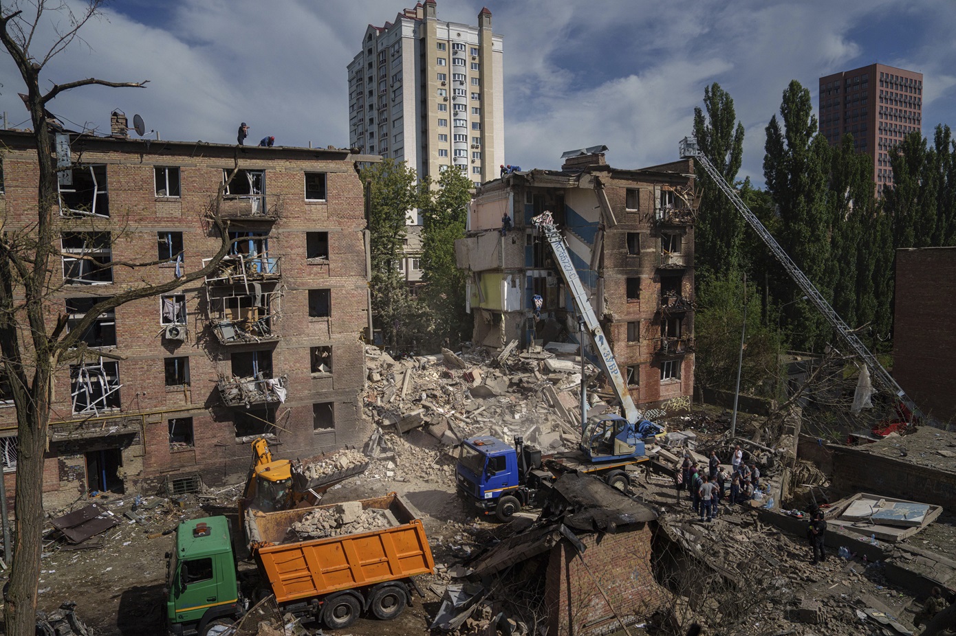 Ουκρανία: Αυξήθηκε ο απολογισμός των νεκρών σε 43 από τους ρώσικους βομβαρδισμούς της Δευτέρας