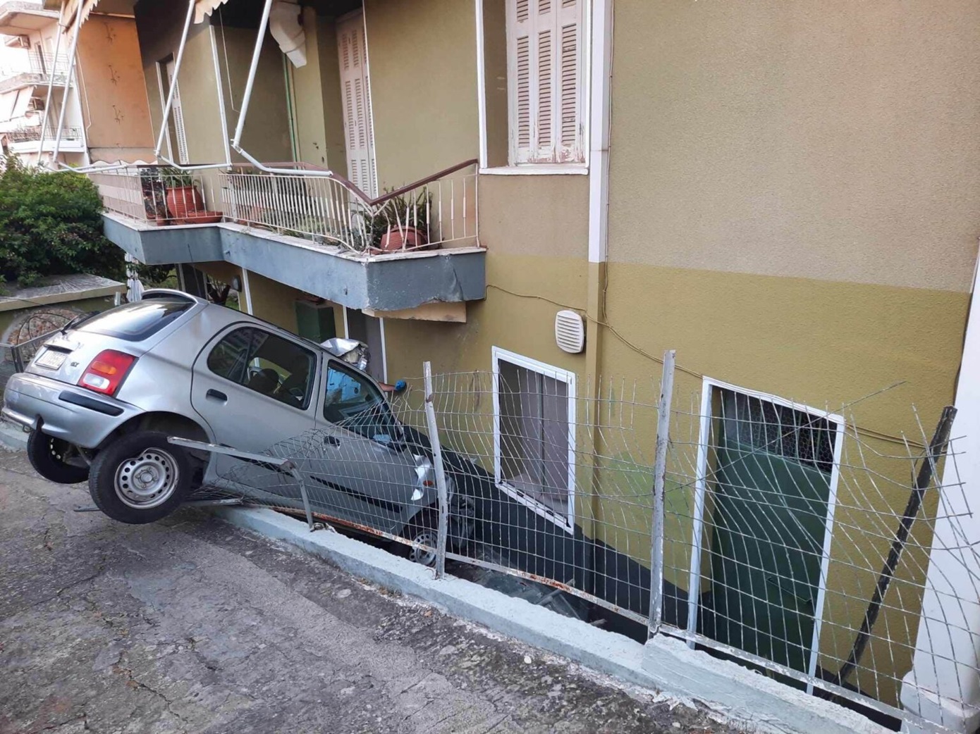 Αυτοκίνητο κόντεψε να μπουκάρει μέσα σε σπίτι στο Αγρίνιο – Τραυματίας ο οδηγός