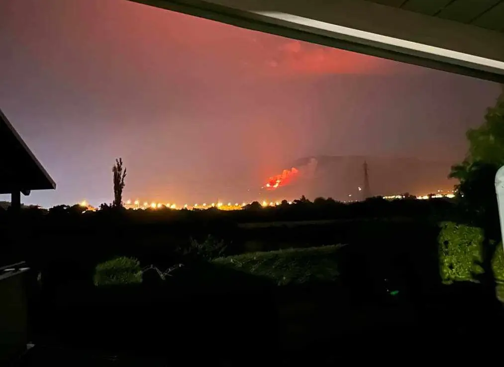 Φωτιά στο όρος Πάικο στην Πέλλα, πιθανόν από κεραυνό