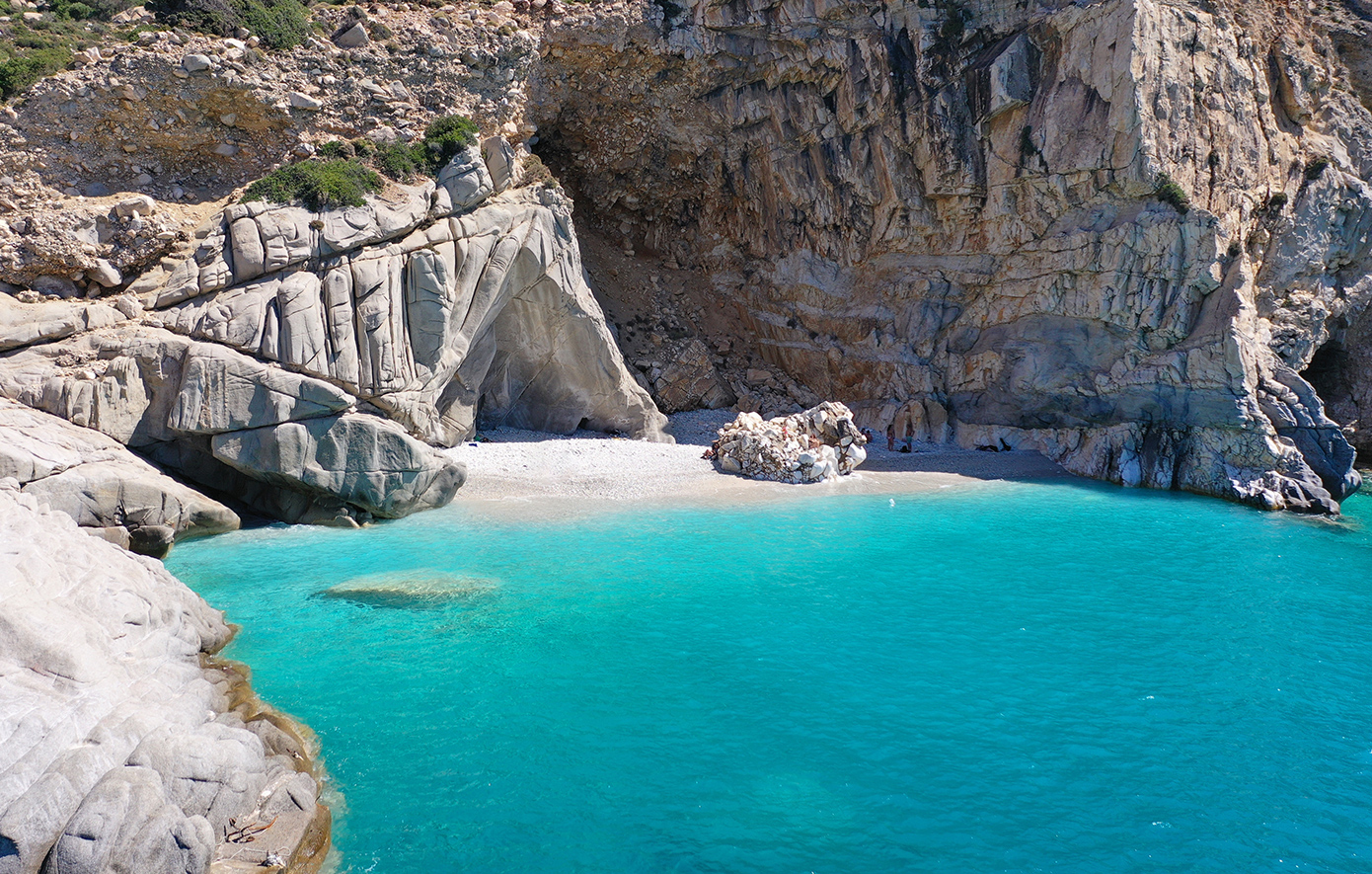 Τρεις ελληνικές παραλίες με ονόματα που σε στέλνουν σε εξωτικούς προορισμούς