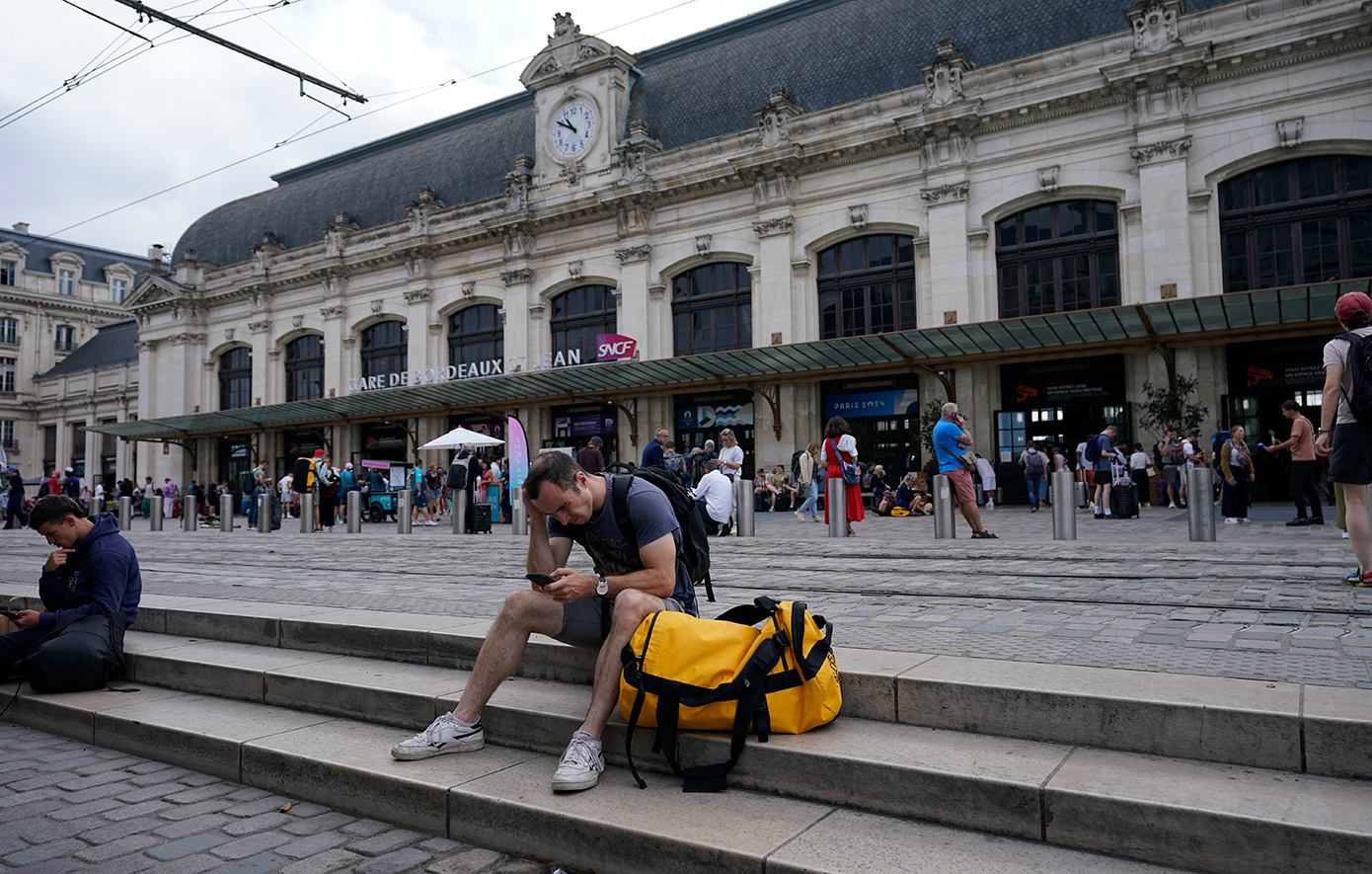 Τη Δευτέρα η επιστροφή στην ομαλή λειτουργία του σιδηροδρομικού δικτύου στη Γαλλία, σύμφωνα με τον αρμόδιο υπουργό Μεταφορών