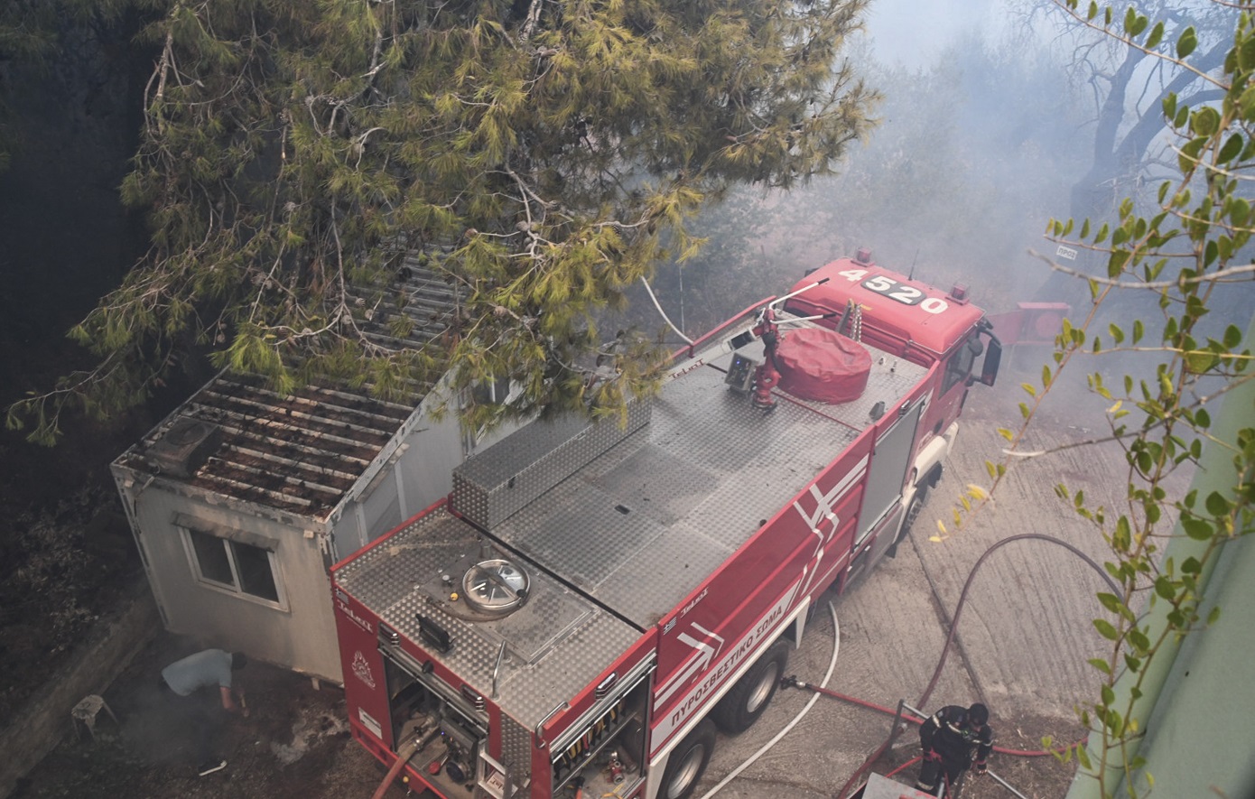 Φωτιές στην Αττική: 8 στα 10 οικόπεδα των σπιτιών που υπέστησαν ζημιές ήταν ακαθάριστα