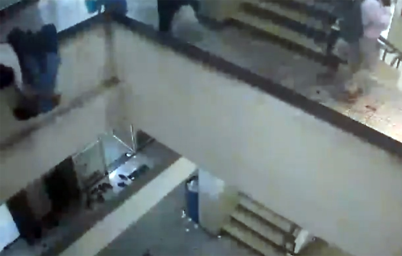 Γυναίκα πέφτει από τον τρίτο όροφο μετά την αγκαλιά συναδέλφου της &#8211; Σοκαριστικό βίντεο από το περιστατικό