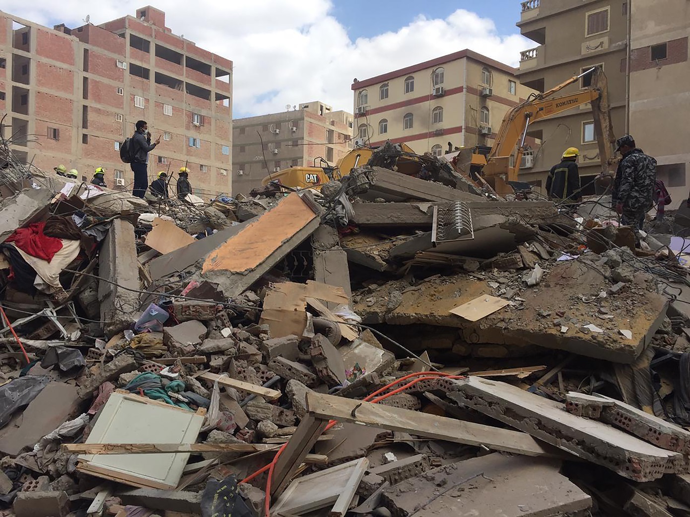 Κατέρρευσε τριώροφη πολυκατοικία στην Αίγυπτο – Τουλάχιστον πέντε νεκροί