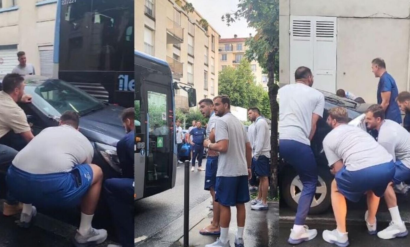 Ολυμπιακοί Αγώνες 2024: Οι Έλληνες πολίστες σήκωσαν αμάξι για να περάσει το λεωφορείο τους