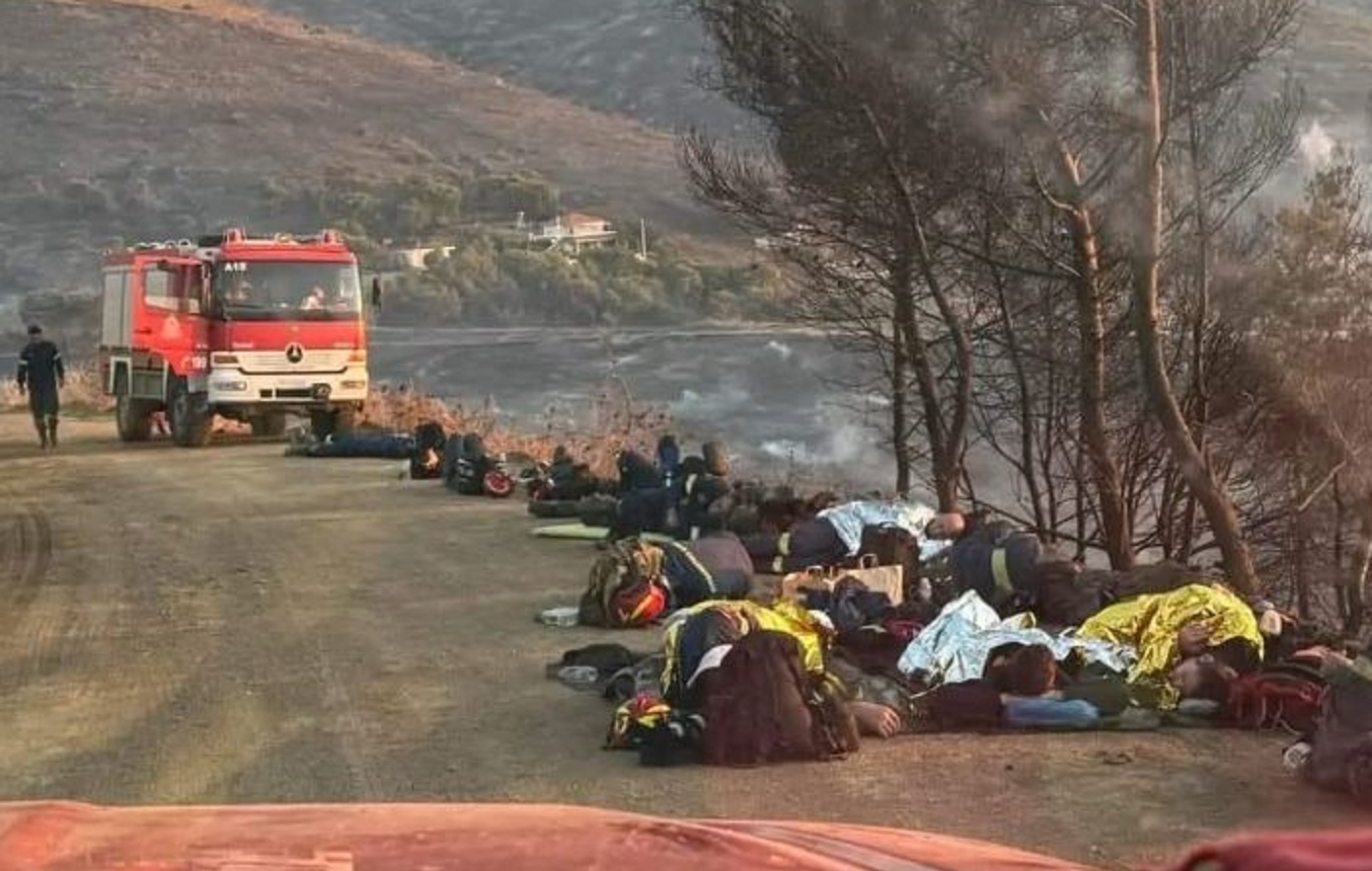 Συγκλονιστική φωτογραφία με εξαντλημένους πυροσβέστες &#8211; «Οι ήρωες αυτής της χώρας ξαπλώνουν στο έδαφος»