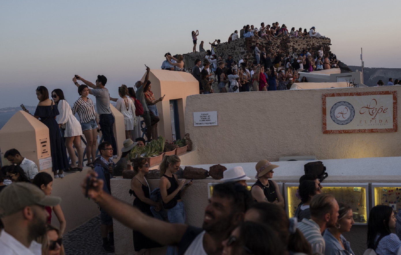 Σαντορίνη: Στο όριο της «ασφυξίας» το πιο «ινσταγκραμικό» νησί της Ελλάδας λέει το AFP