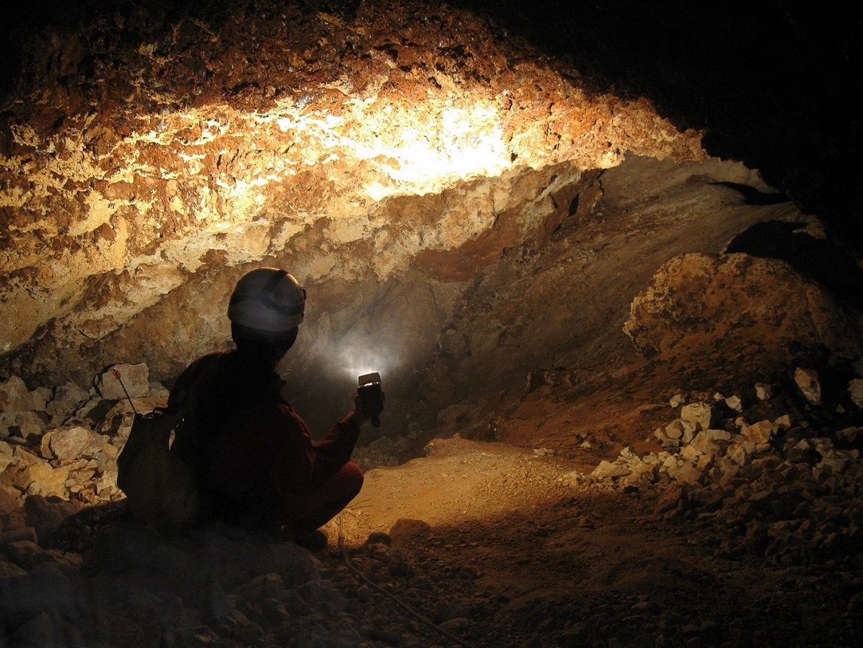 Άγνωστα βακτήρια αποκάλυψαν την πραγματική ιστορία του σπηλαίου του Μαύρου Βράχου στις Σέρρες