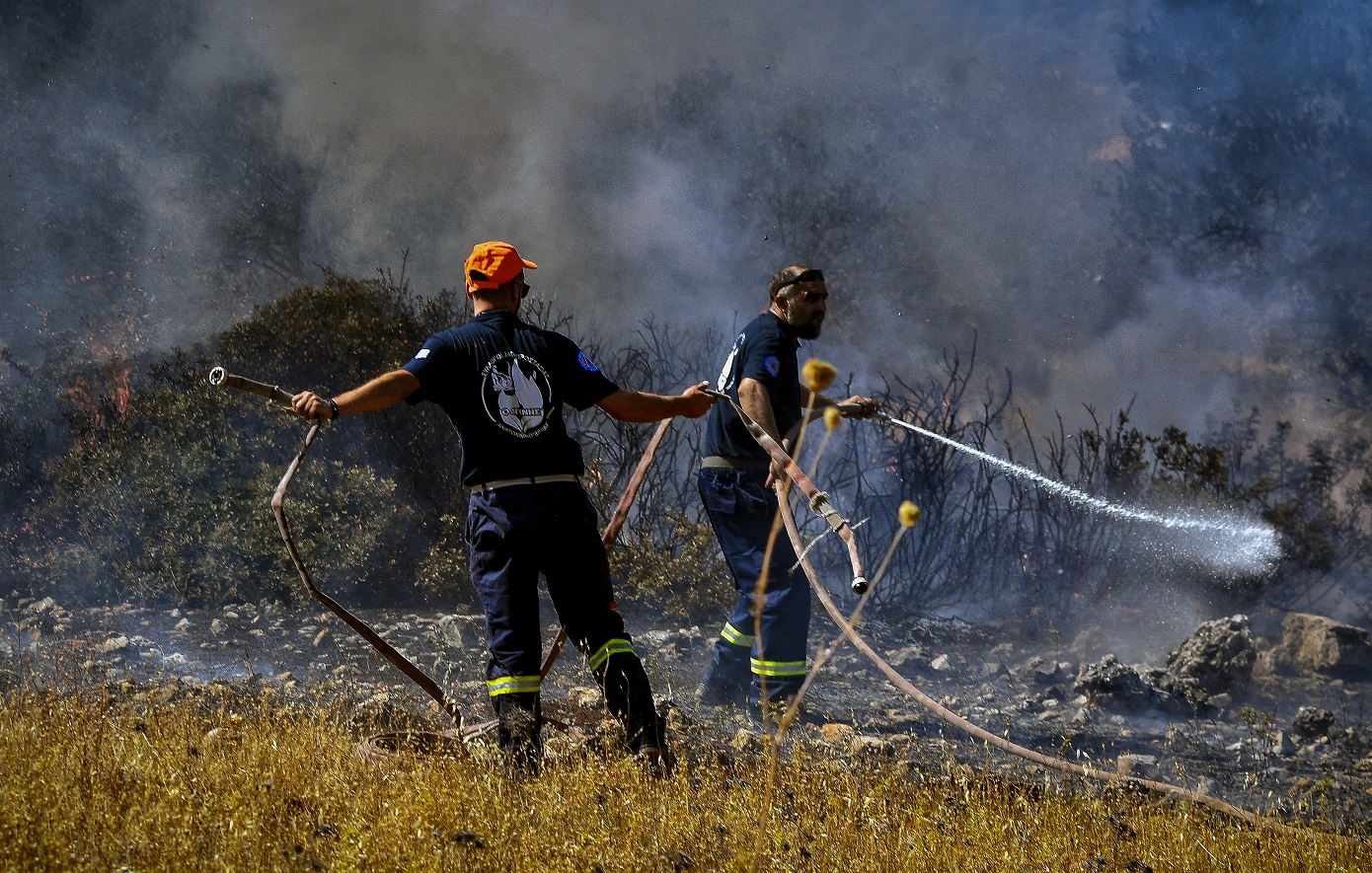 Φωτιά στο Σοφικό: Πυροσβέστης που επιχειρούσε εθελοντικά υπέστη καρδιακό επεισόδιο