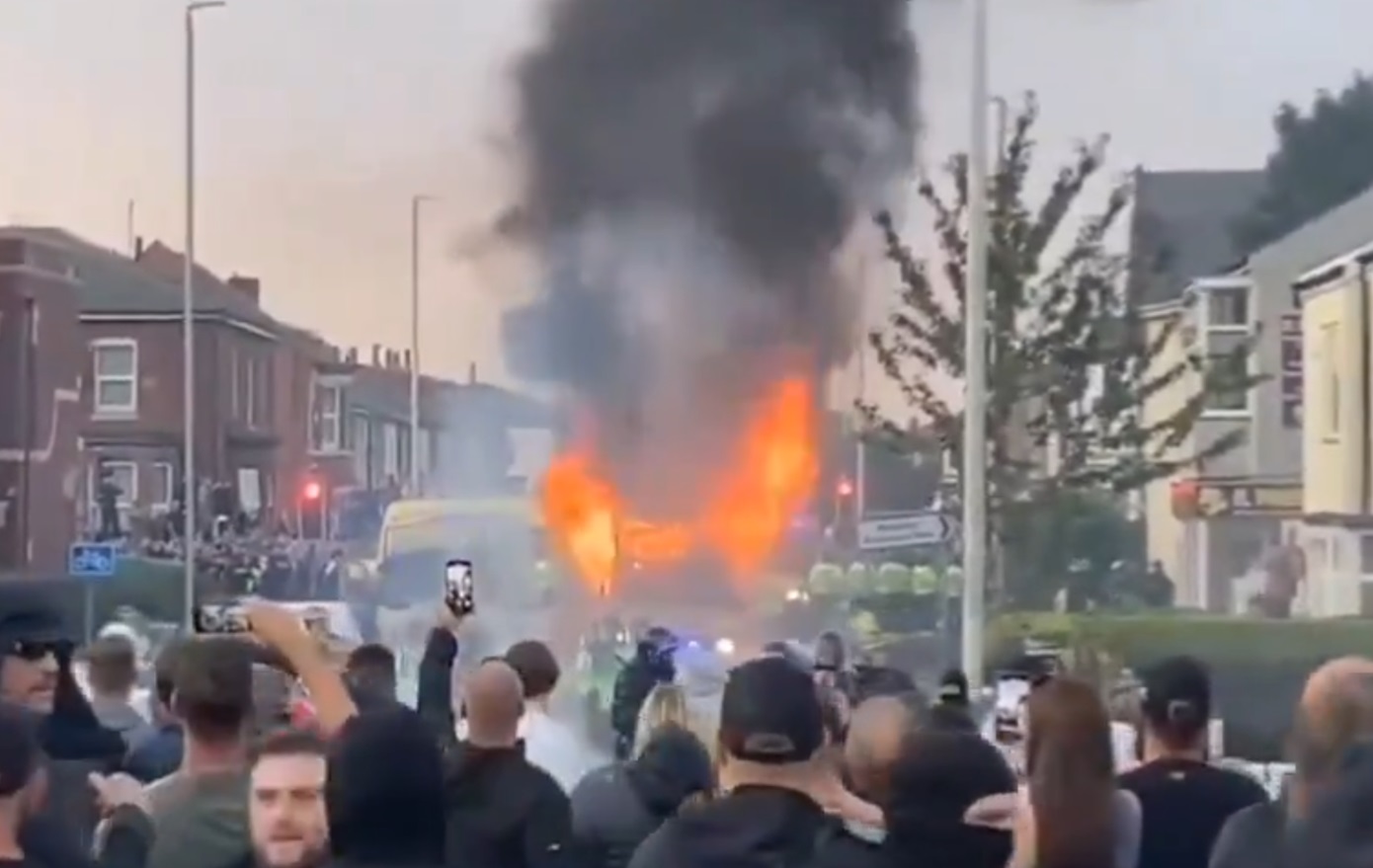 Χαμός στη Βρετανία: Οργισμένο πλήθος επιτέθηκε σε τζαμί κι πυρπόλησε περιπολικό στο Σάουθπορτ