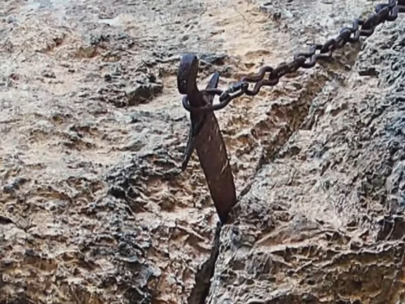 Το «γαλλικό Εξκάλιμπερ» εξαφανίστηκε μυστηριωδώς μετά από 1.300 χρόνια που ήταν καρφωμένο σε βράχο