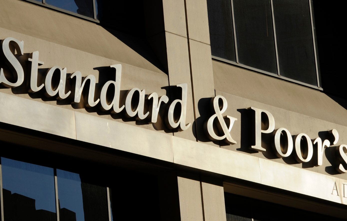 Standard &#038; Poor&#8217;s: Αναβάθμισε τις τέσσερις ελληνικές τράπεζες