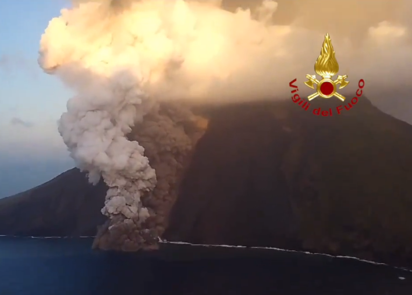 «Βρυχάται» το ηφαίστειο Στρόμπολι στη Σικελία &#8211; Σε επιφυλακή η Πολιτική Προστασία