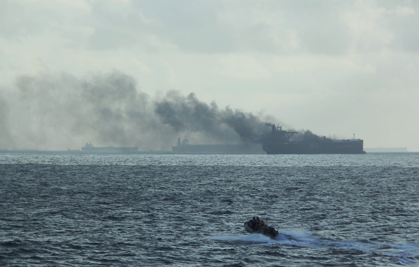 Δύο μεγάλα δεξαμενόπλοια στις φλόγες στα ανοικτά της Σιγκαπούρης