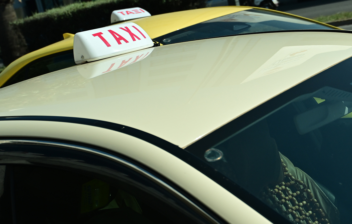 Θύμα άγριου ξυλοδαρμού έπεσε οδηγός ταξί στην Τήνο