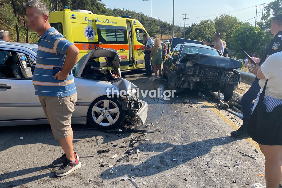 Σοκαριστικό τροχαίο στη Θεσσαλονίκη – Μετωπική σύγκρουση οχημάτων με τρεις τραυματίες